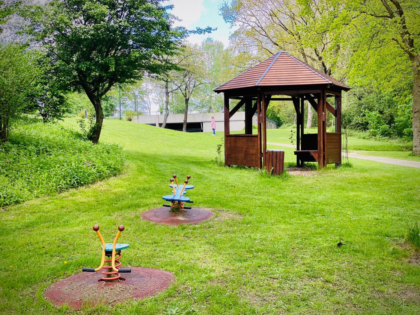 Spielmöglichkeiten für die Kleinsten Kleinkindschaukeln und Pavillon in der grünen Ferienanlage in Sierksdorf