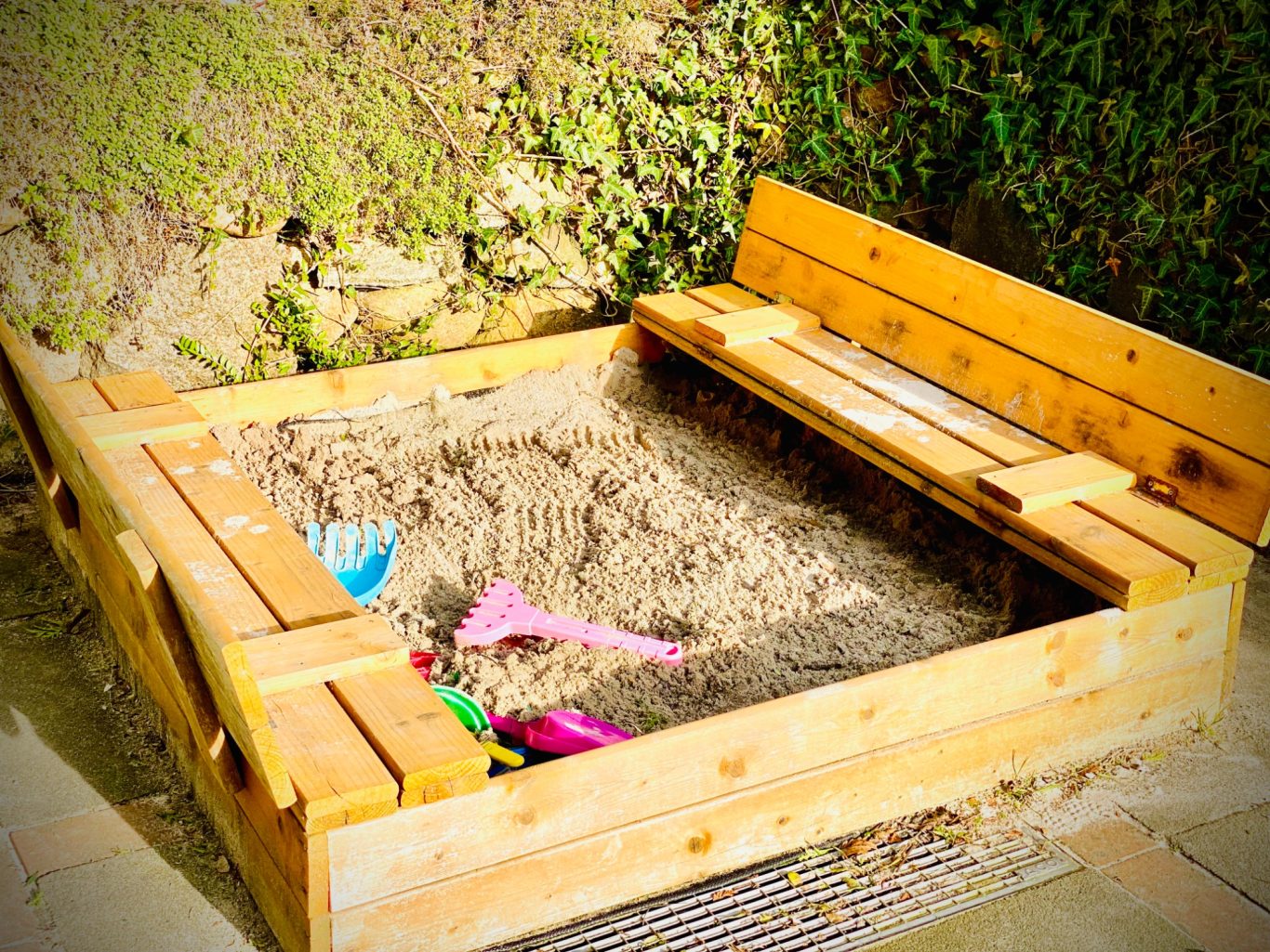Familienfreundlicher Garten Sandkiste für Kinder im Garten der Ferienwohnung Strandgut in Sierksdorf