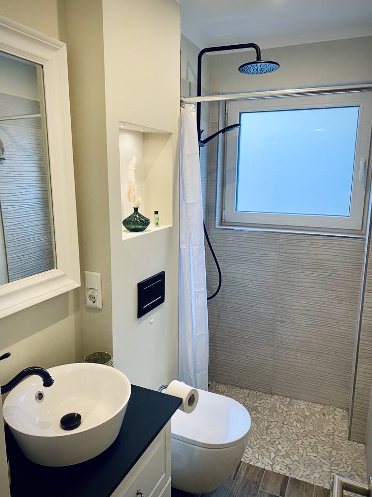 Helles Duschbad Duschbad mit Fenster in der Ferienwohnung Sandkorn in der Lübecker Bucht