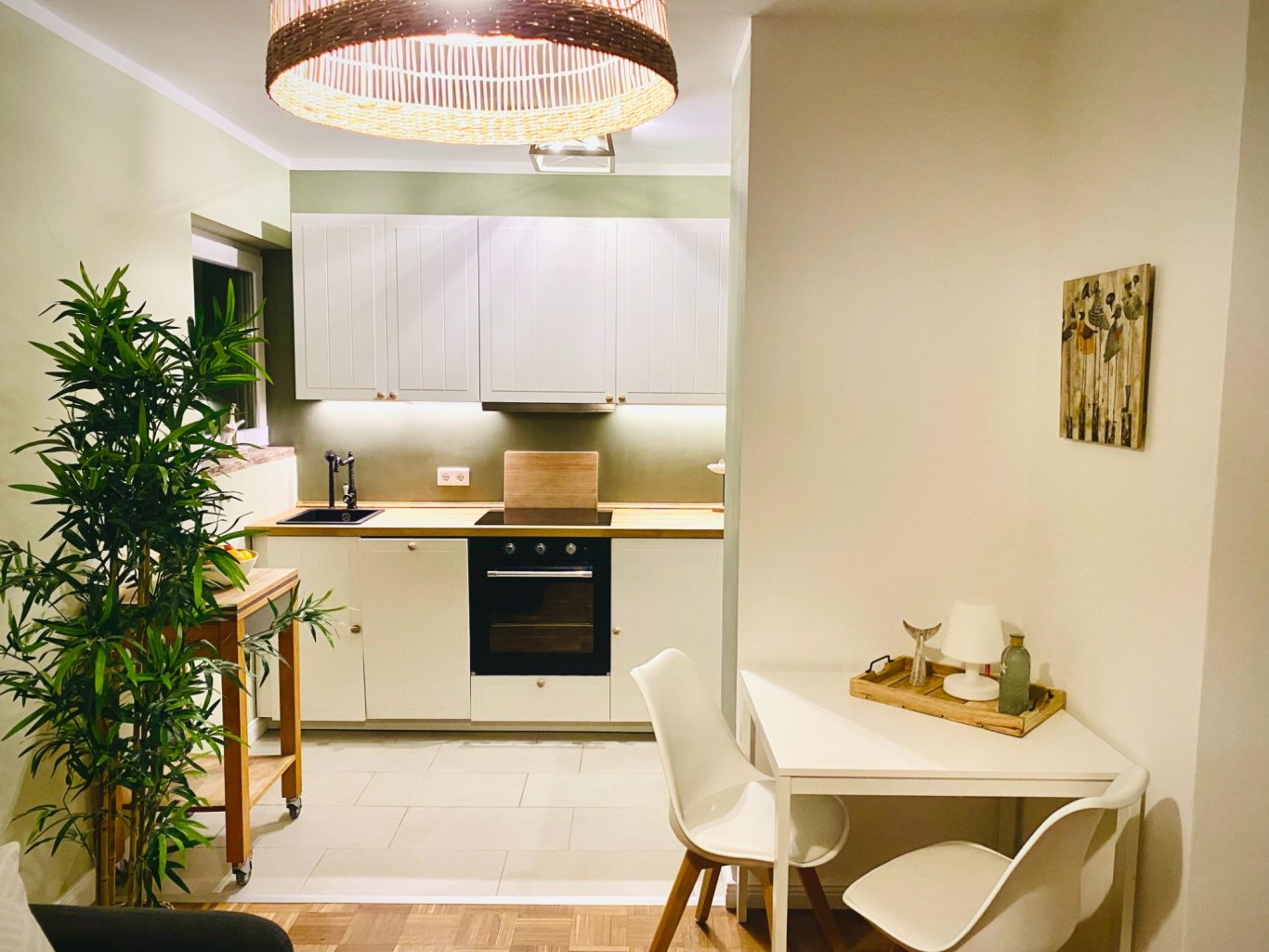 Heller Wohn - & Essbereich mit Küche Offener Wohn- und Essbereich mit Küche in der Ferienwohnung Sandkorn