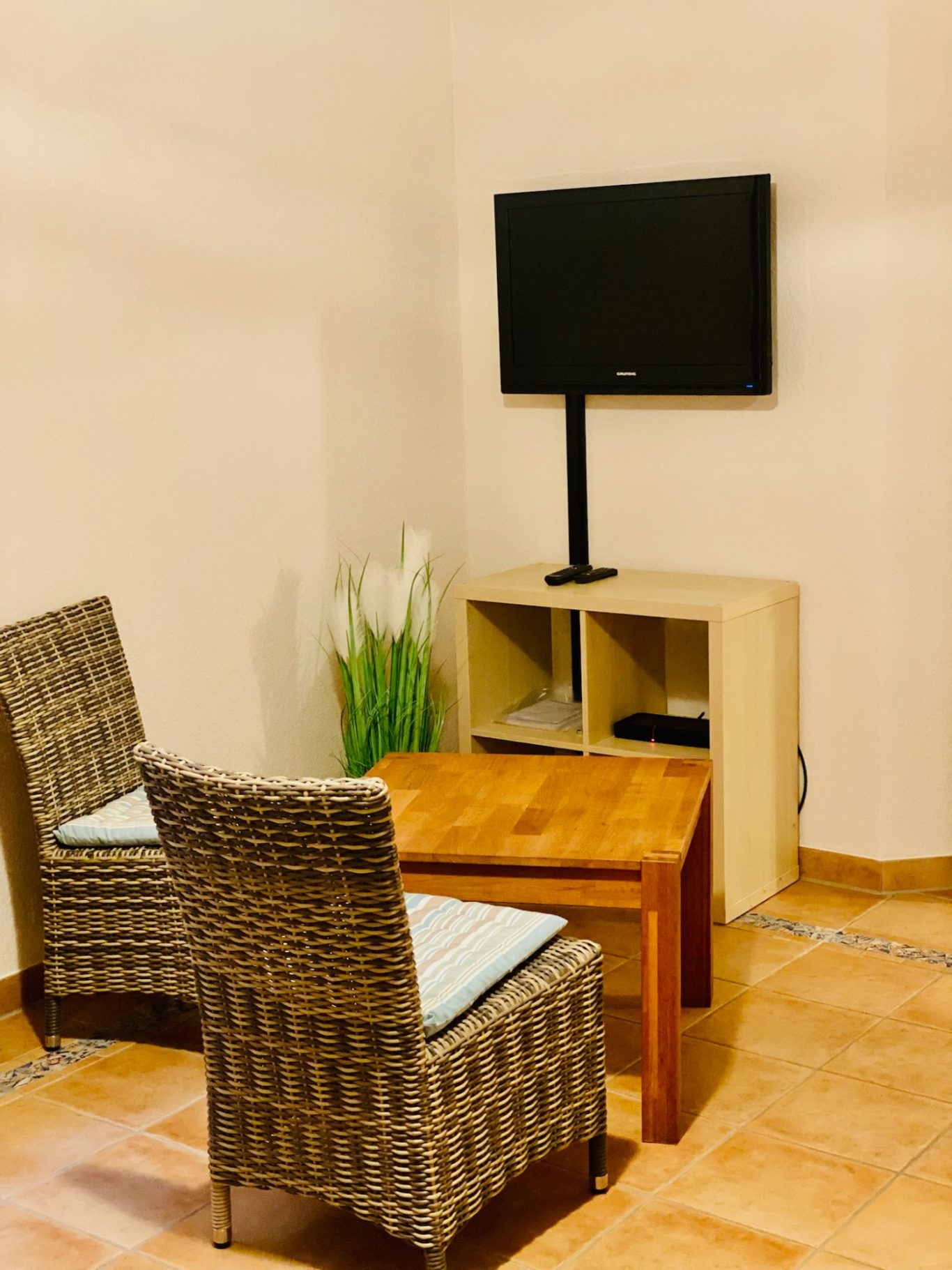 Zusätzlicher Wohnbereich in der Ferienwohnung Sonnendeck Kleine TV- und Sitzecke im Souterrain der Ferienwohnung Sonnendeck in der Lübecker Bucht