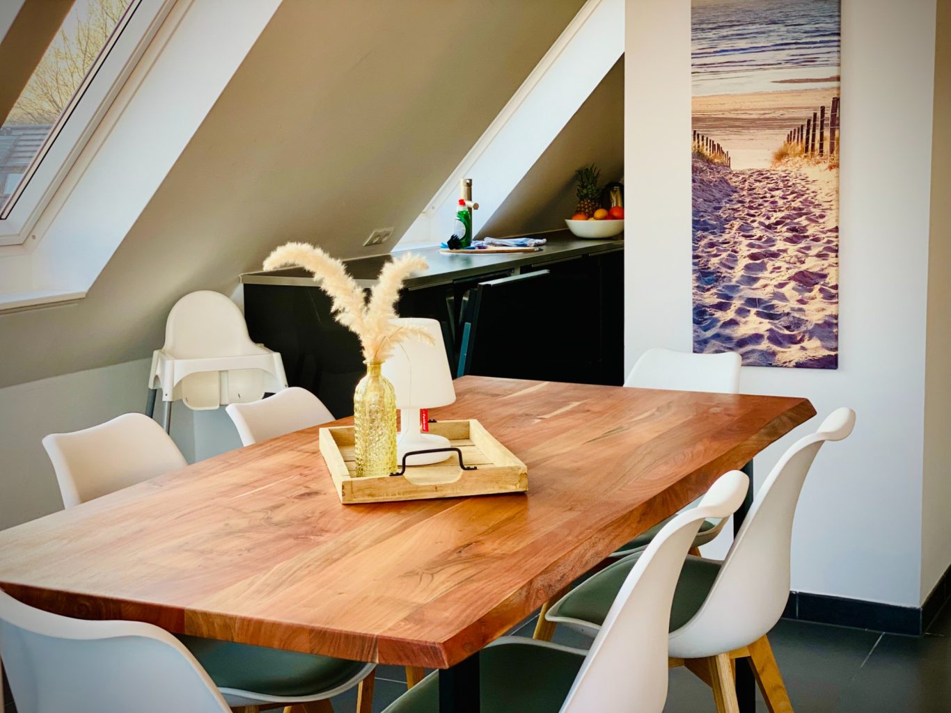 Großer Esstisch für Familien & Freunde Essbereich der Ferienwohnung Seeblick in Sierksdorf