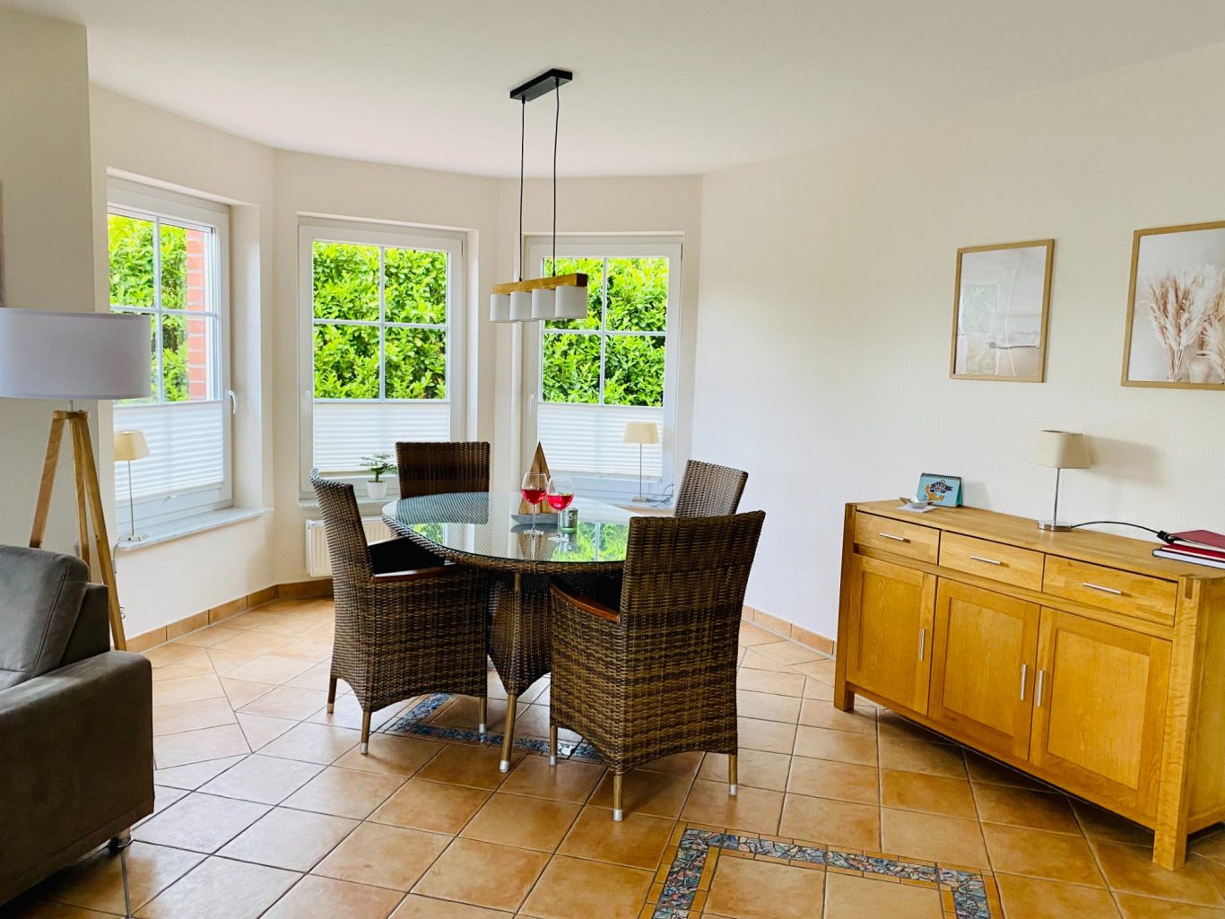 Essbereich für die ganze Familie & Freunde Heller Essbereich mit großem Esstisch und Blick in den Garten der Ferienwohnung Sonnendeck in Sierksdorf.