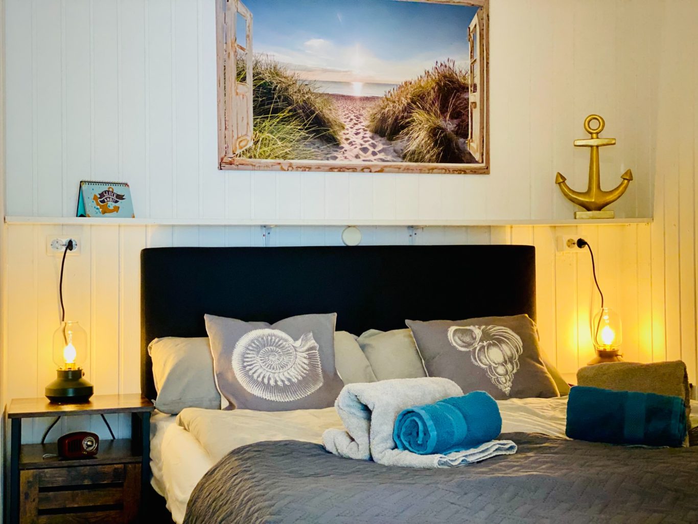 Schlafzimmer mit Doppelbett (1,60 x 200 m) Gemütliches Schlafzimmer mit Doppelbett in der Ferienwohnung Strandgut in Sierksdorf.