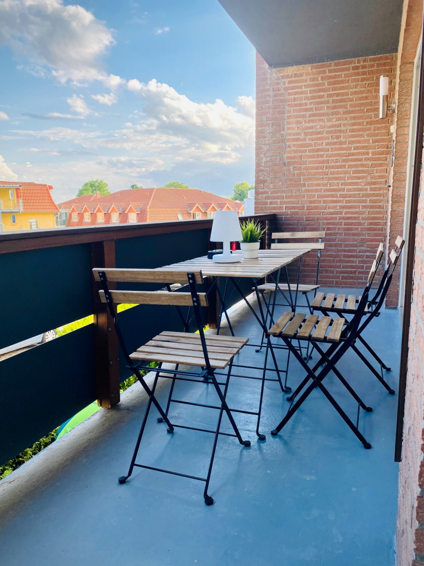 Überdachte Loggia mit Liegestühlen und frischer Ostseeluft Überdachte Loggia mit Sitzmöbeln in der Ferienwohnung Sandkorn