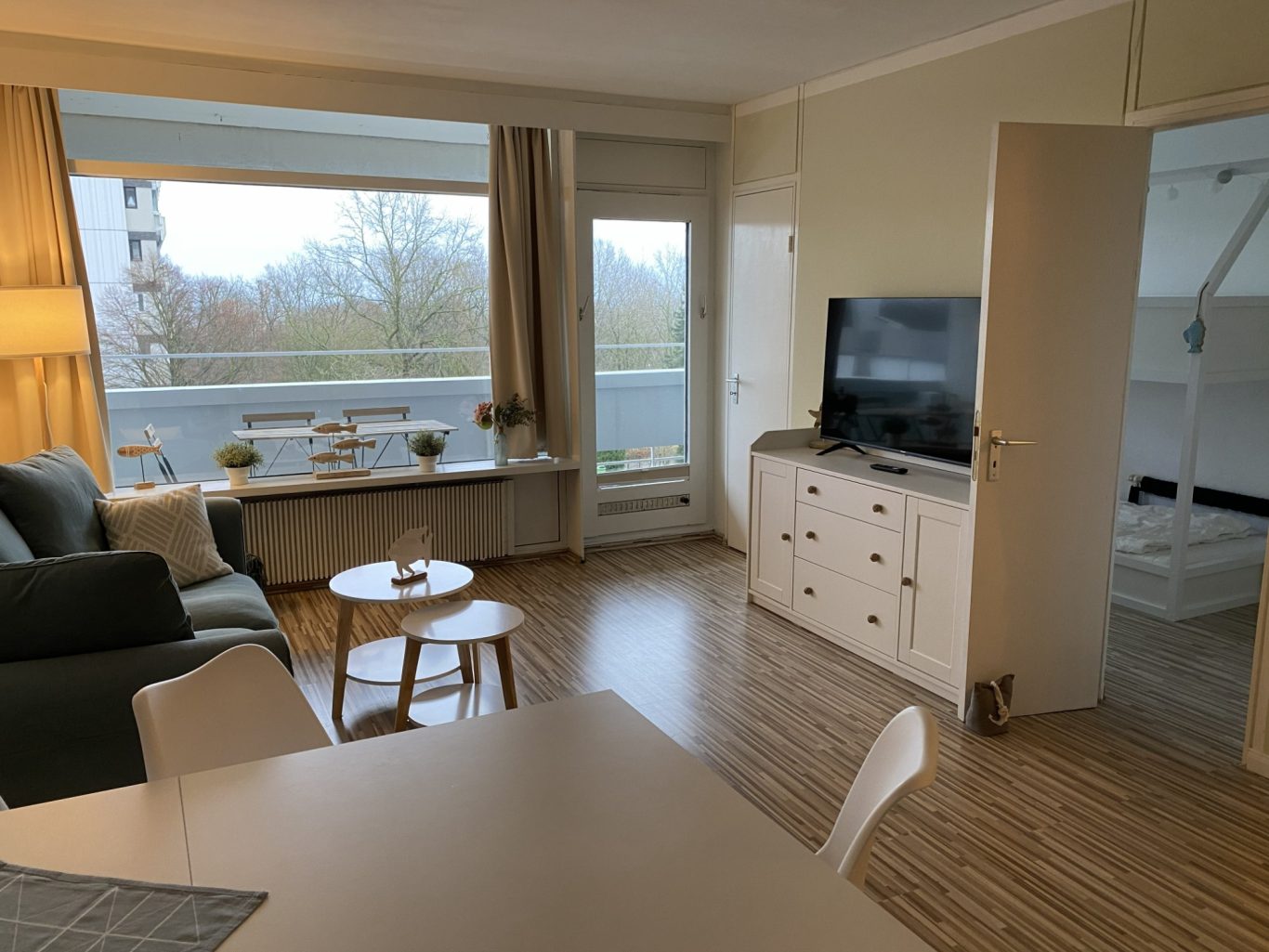 Wohnen und Essen in der Seeschwalbe Wohnbereich mit TV und Essplatz in der Ferienwohnung Seeschwalbe in Sierksdorf