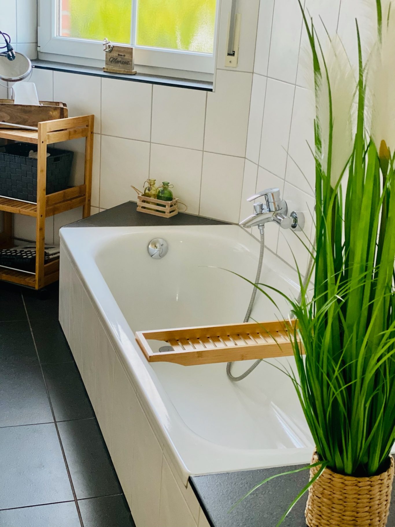 Badezimmer mit Badewanne Modernes Badezimmer mit Badewanne in der Ferienwohnung Sonnendeck