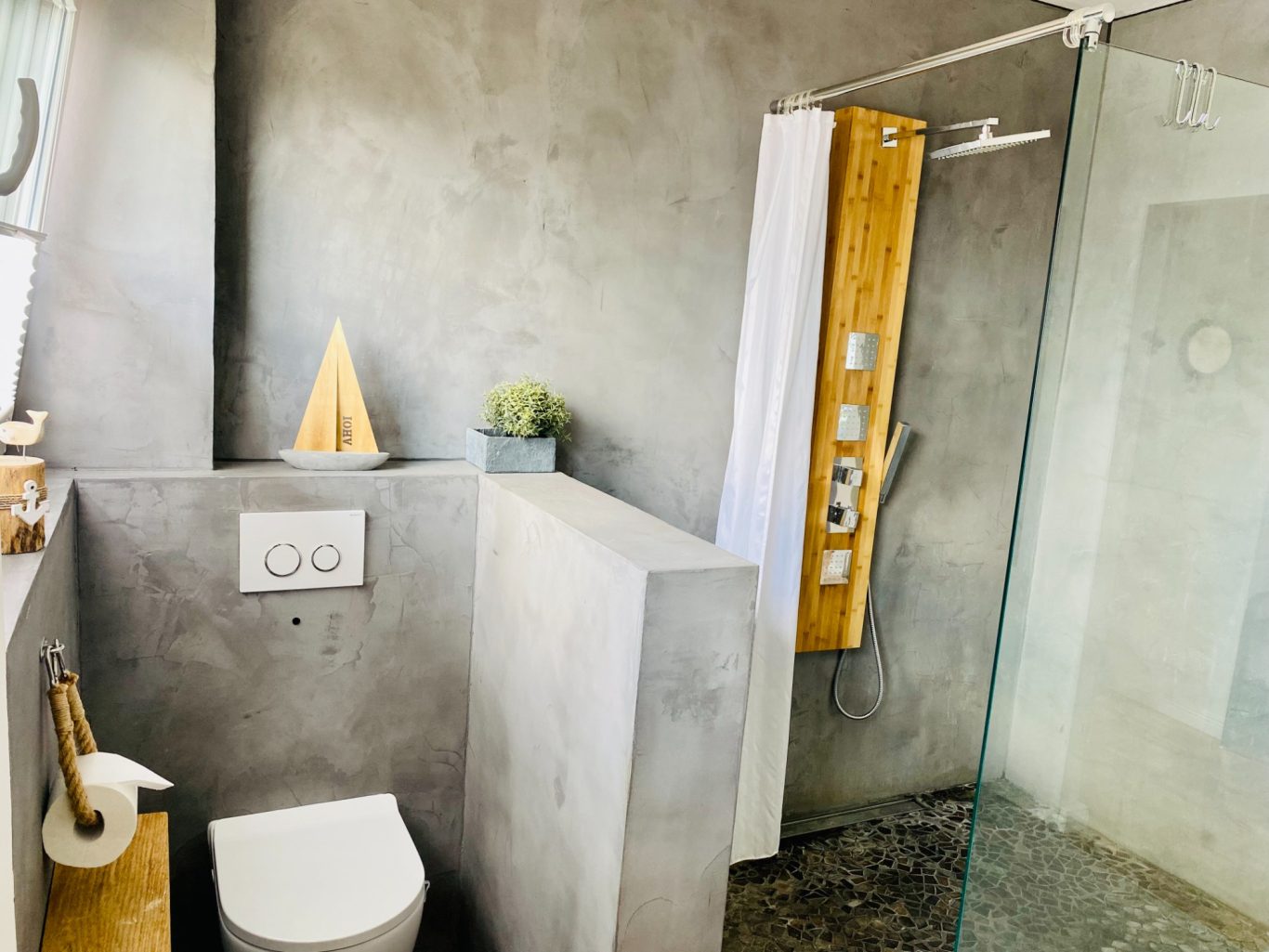 Modernes Duschbad in der Ferienwohnung Meeresbrise Modernes Badezimmer mit großzügiger Walk-in-Dusche in der Ferienwohnung Meeresbrise