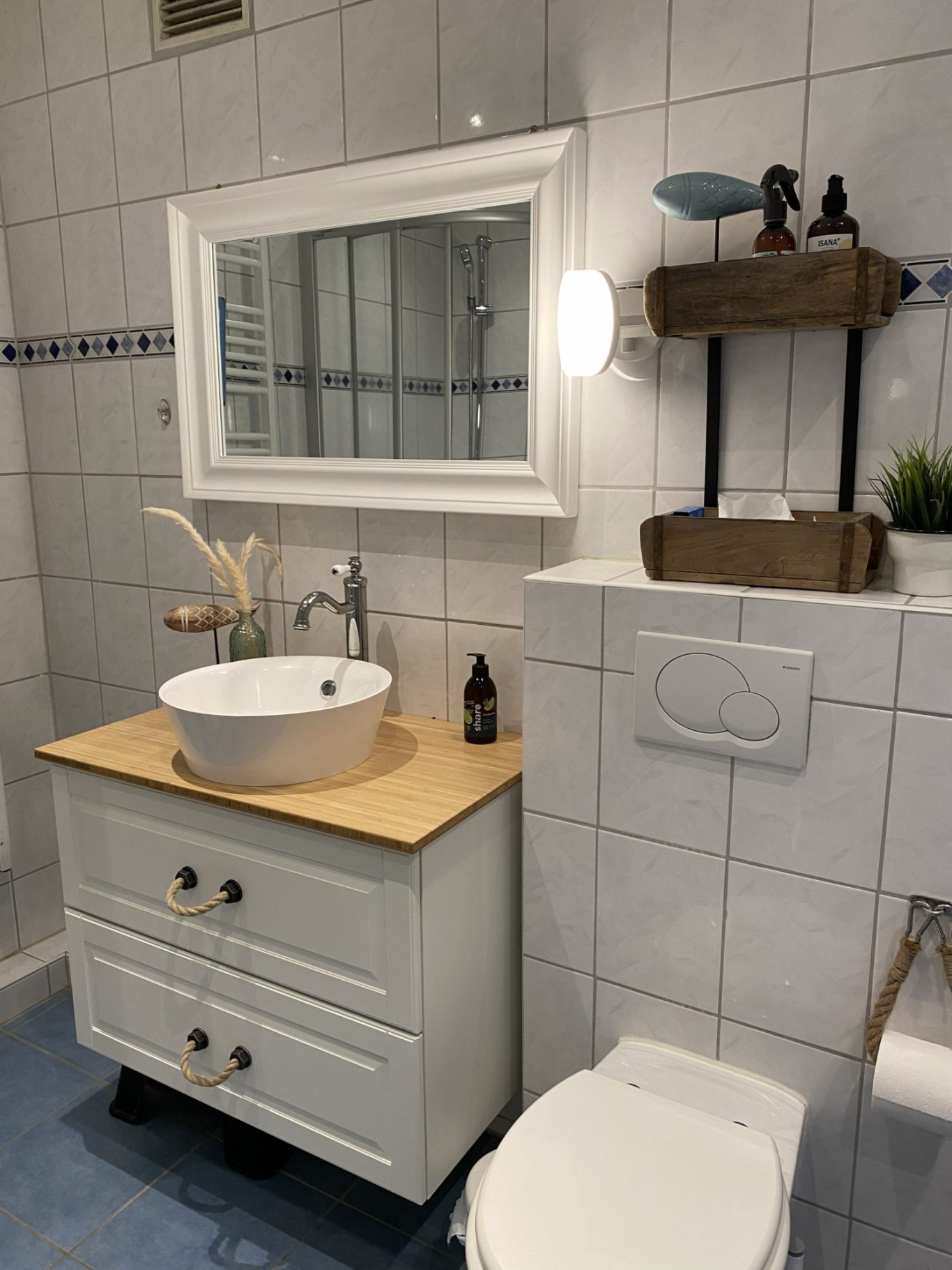 Maritimes Badezimmer Badezimmer mit Waschbecken und WC in der Ferienwohnung Seeschwalbe