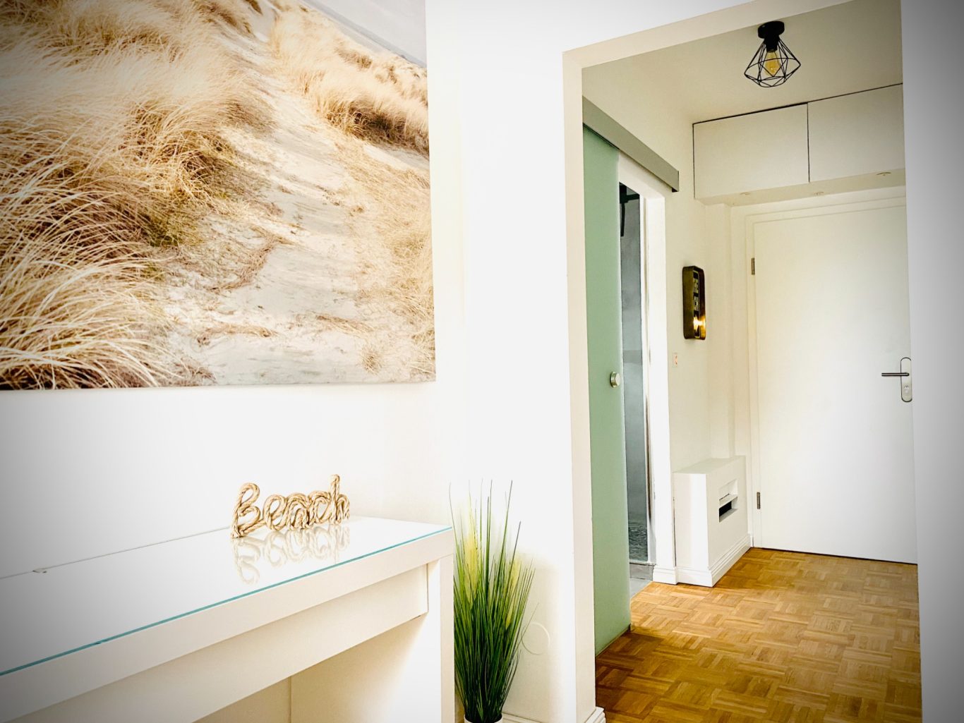 Flur mit Zugang zum Bad Flur der Ferienwohnung Meeresbrise mit Zugang zum Badezimmer über eine Schiebetür