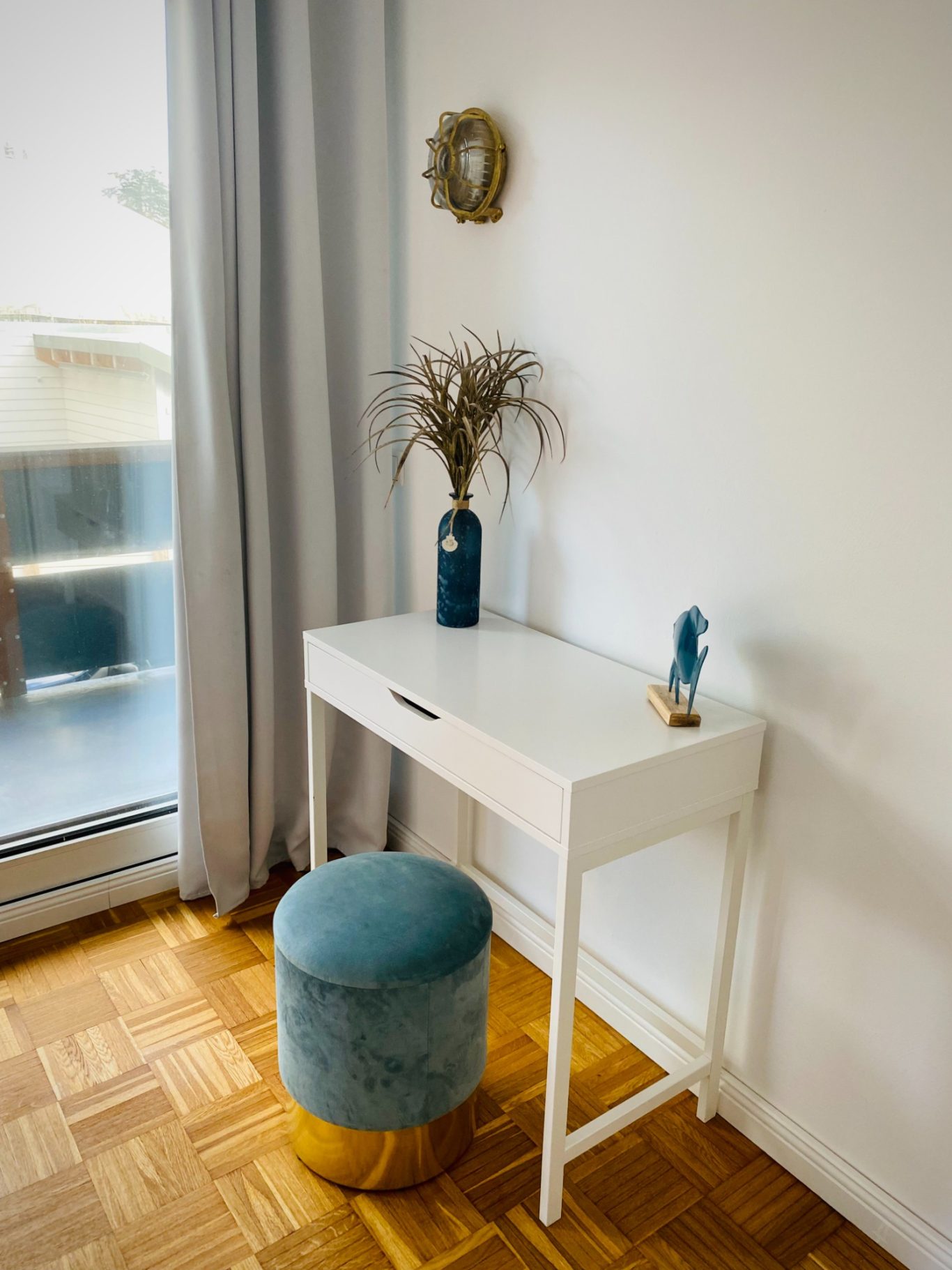 Schminktisch und Homeoffice-Platz während des Ostsee-Urlaubs Schminktisch und kleiner Arbeitsplatz im Schlafzimmer der Ferienwohnung Sandkorn