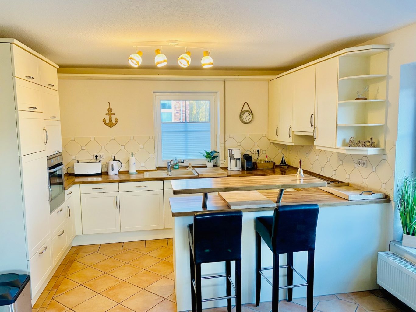 Voll ausgestattete Küche in der Ferienwohnung Sonnendeck Moderne Wohnküche mit Kücheninsel und kompletter Ausstattung in der Ferienwohnung Sonnendeck in der Lübecker Bucht.