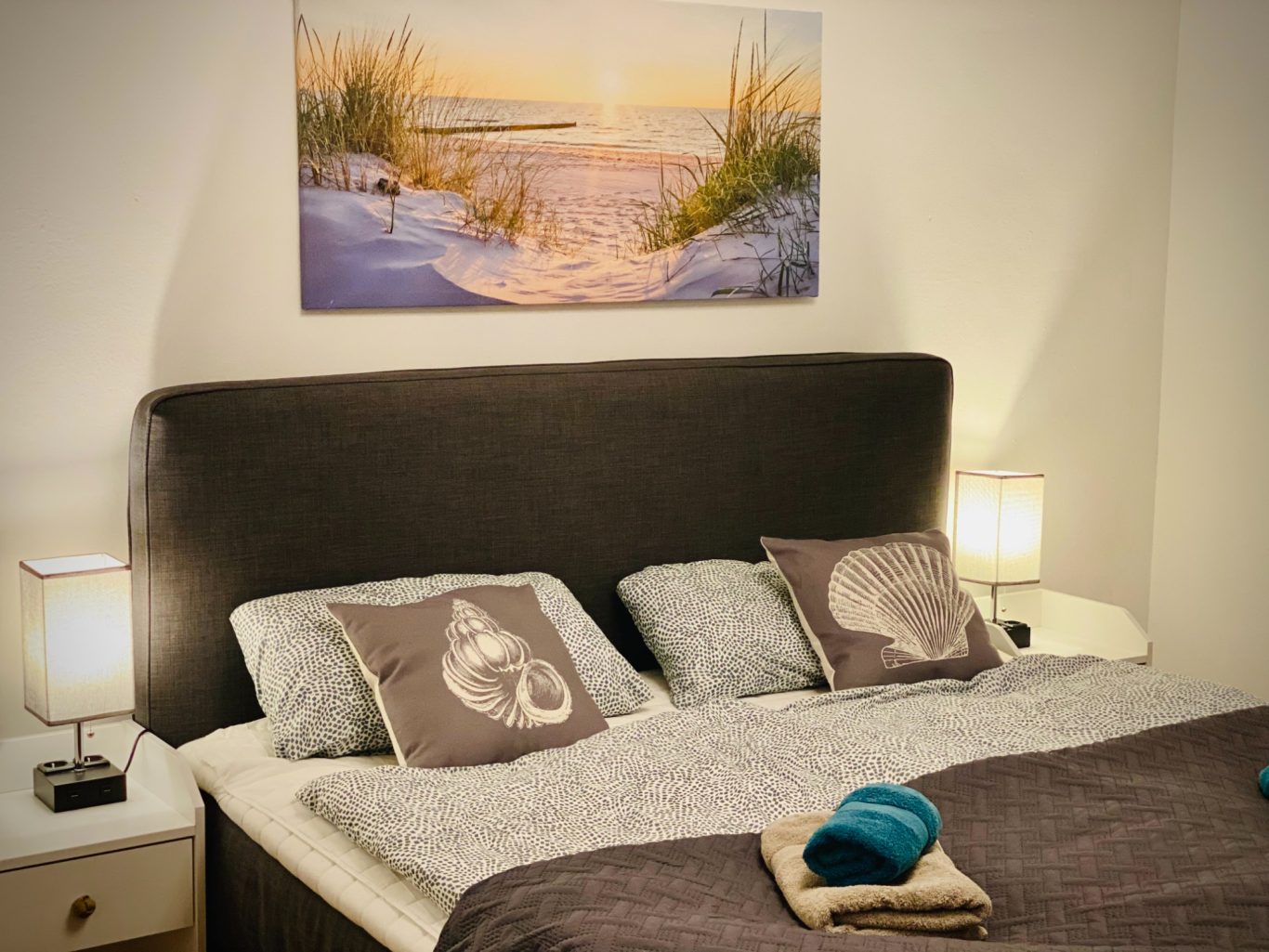 Separates Schlafzimmer Gemütliches Schlafzimmer mit Doppelbett in der Ferienwohnung Sandkorn in der Lübecker Bucht