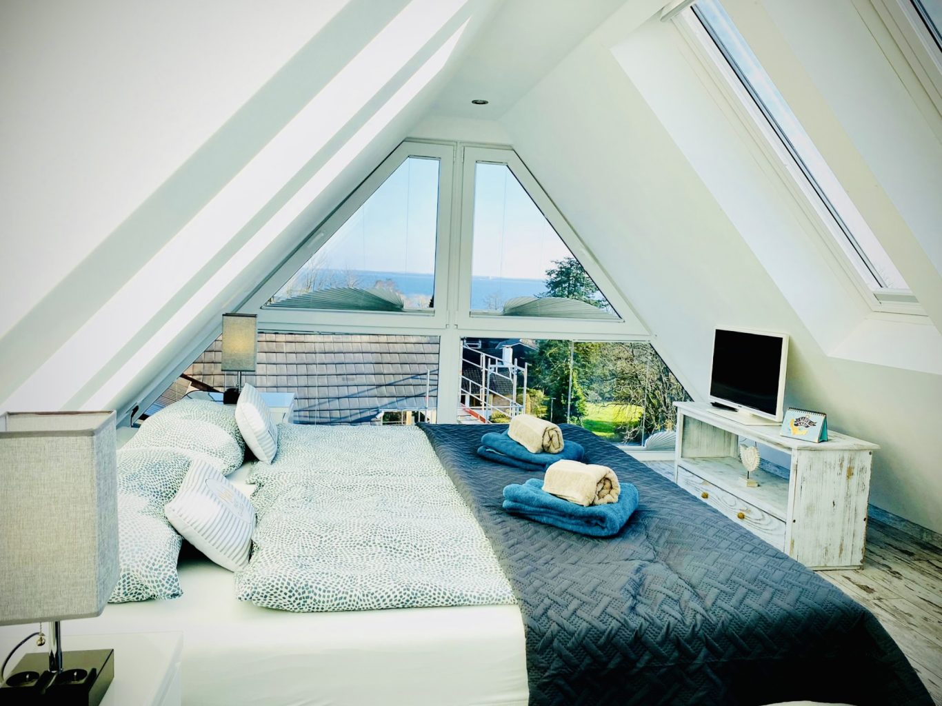 Schlafbereich mit traumhaftem Blick auf die Ostsee Ferienwohnung Seeblick mit Panoramafenster und Meerblick in Sierksdorf