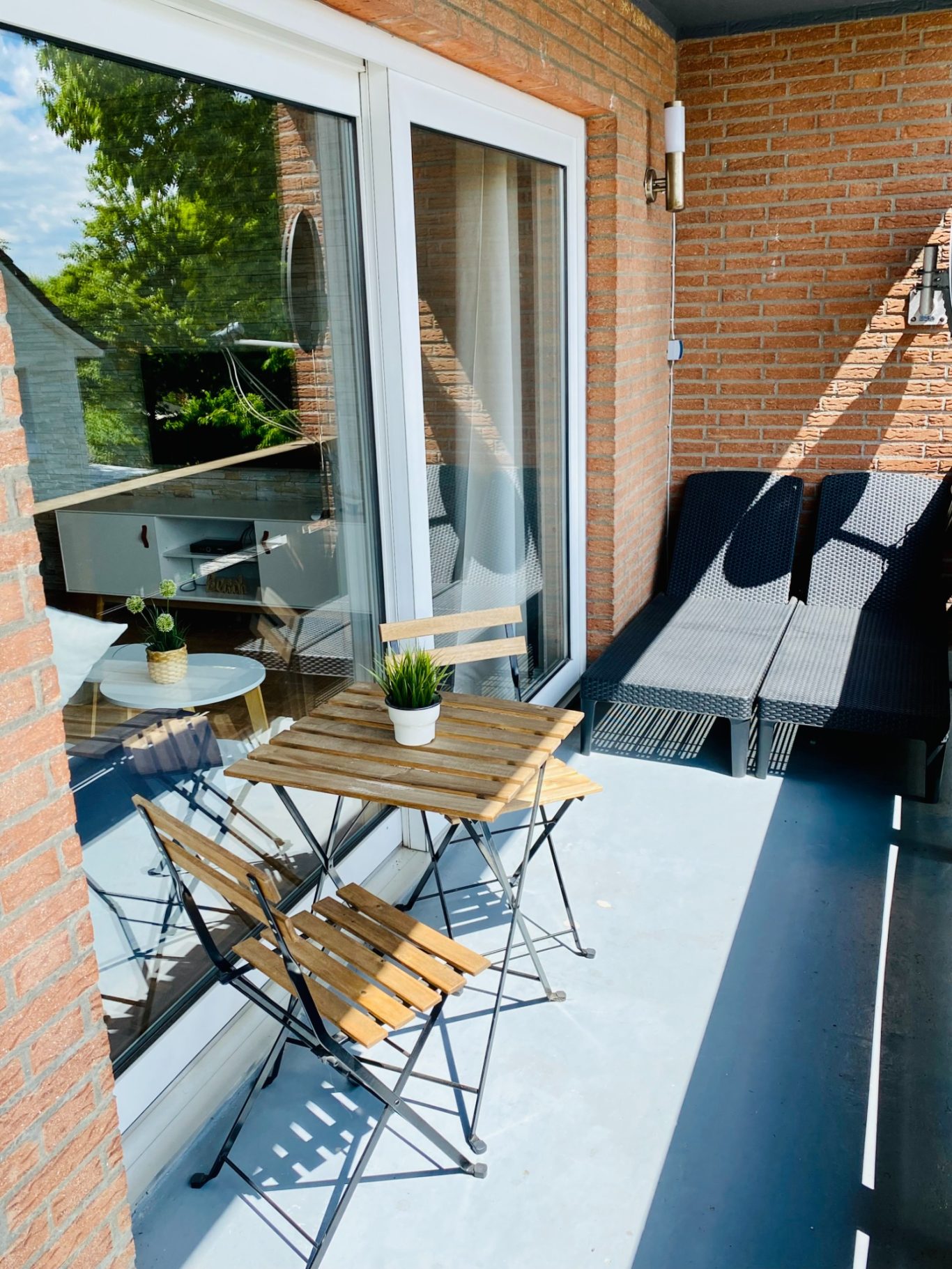 Große sonnige Loggia an der Ostsee Große Loggia mit Liegen zum entspannen in der Ferienwohnung Meeresbrise in Sierksdorf