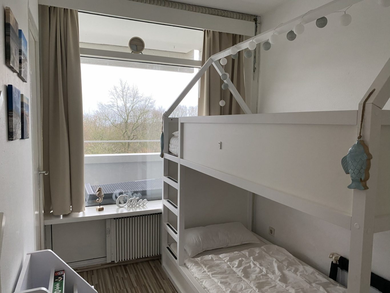 Etagenbett mit Ausblick Weiterer Blick auf das Etagenbett am Fenster der Ferienwohnung Seeschwalbe