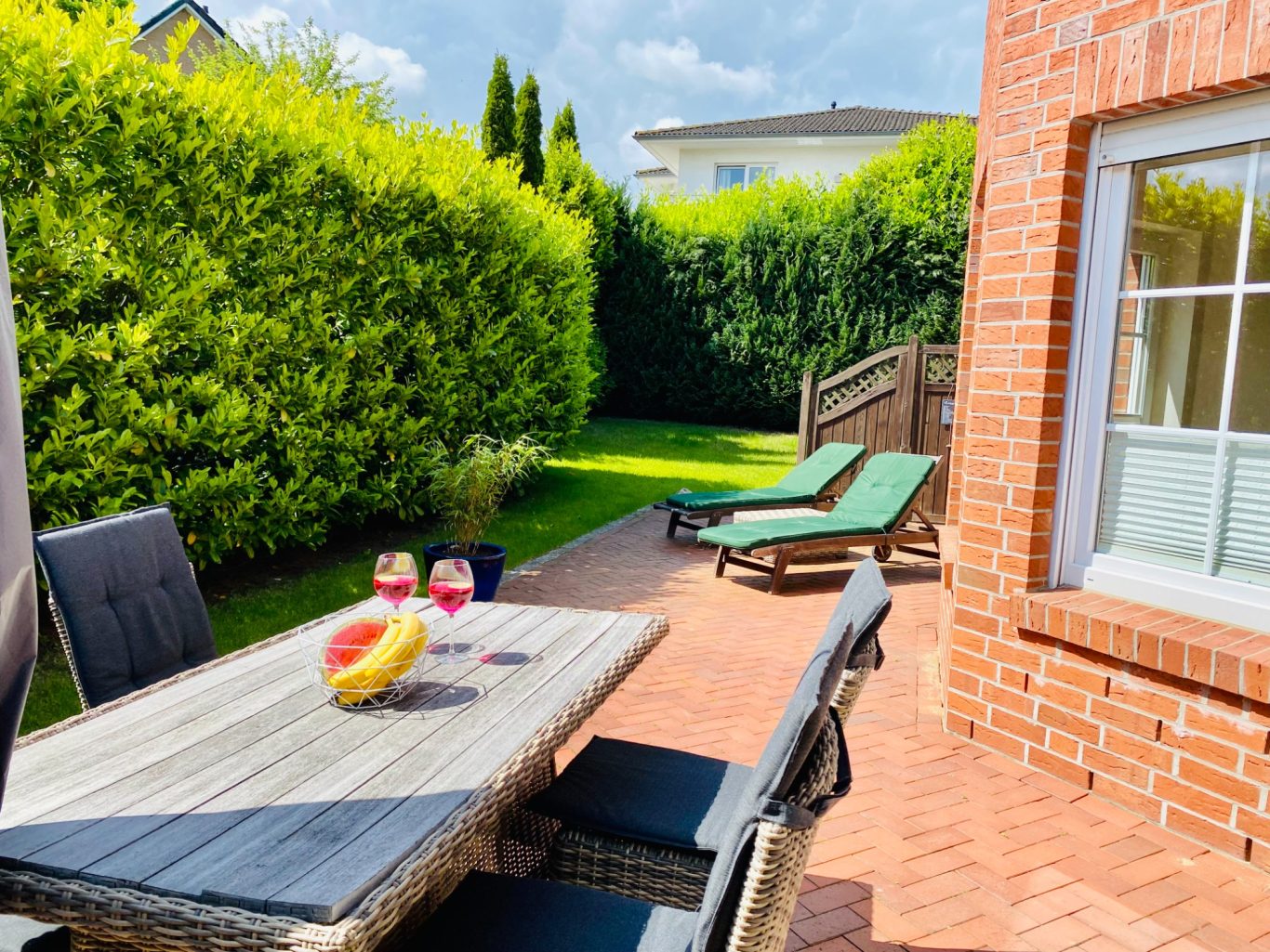 Terrasse mit Garten in Sierksdorf Große Terrasse und Garten der Ferienwohnung Sonnendeck in Sierksdorf.