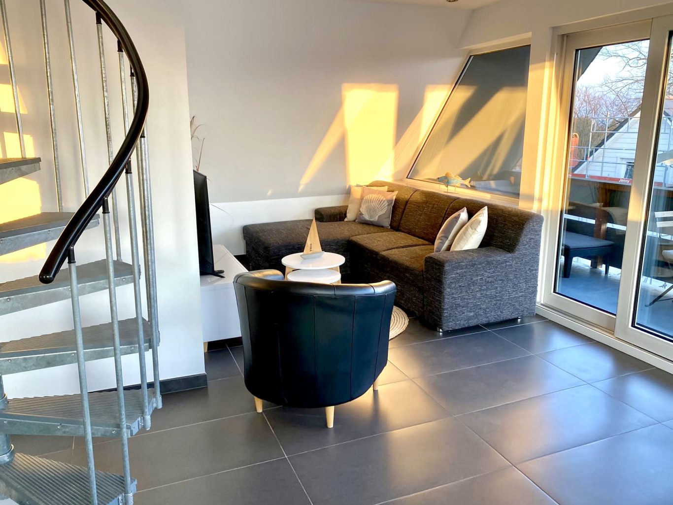 Wohnzimmer im Obergeschoss in der Ferienwohnung Seeblick Gemütlicher Wohnbereich mit Wendeltreppe