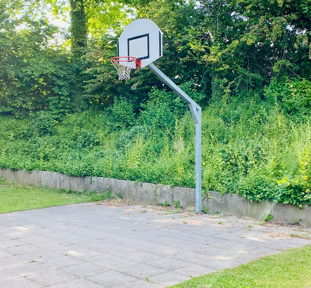 Basketball spielen in der Ferienanlage Basketballkorb auf dem Freizeitgelände der Ferienanlage in Sierksdorf
