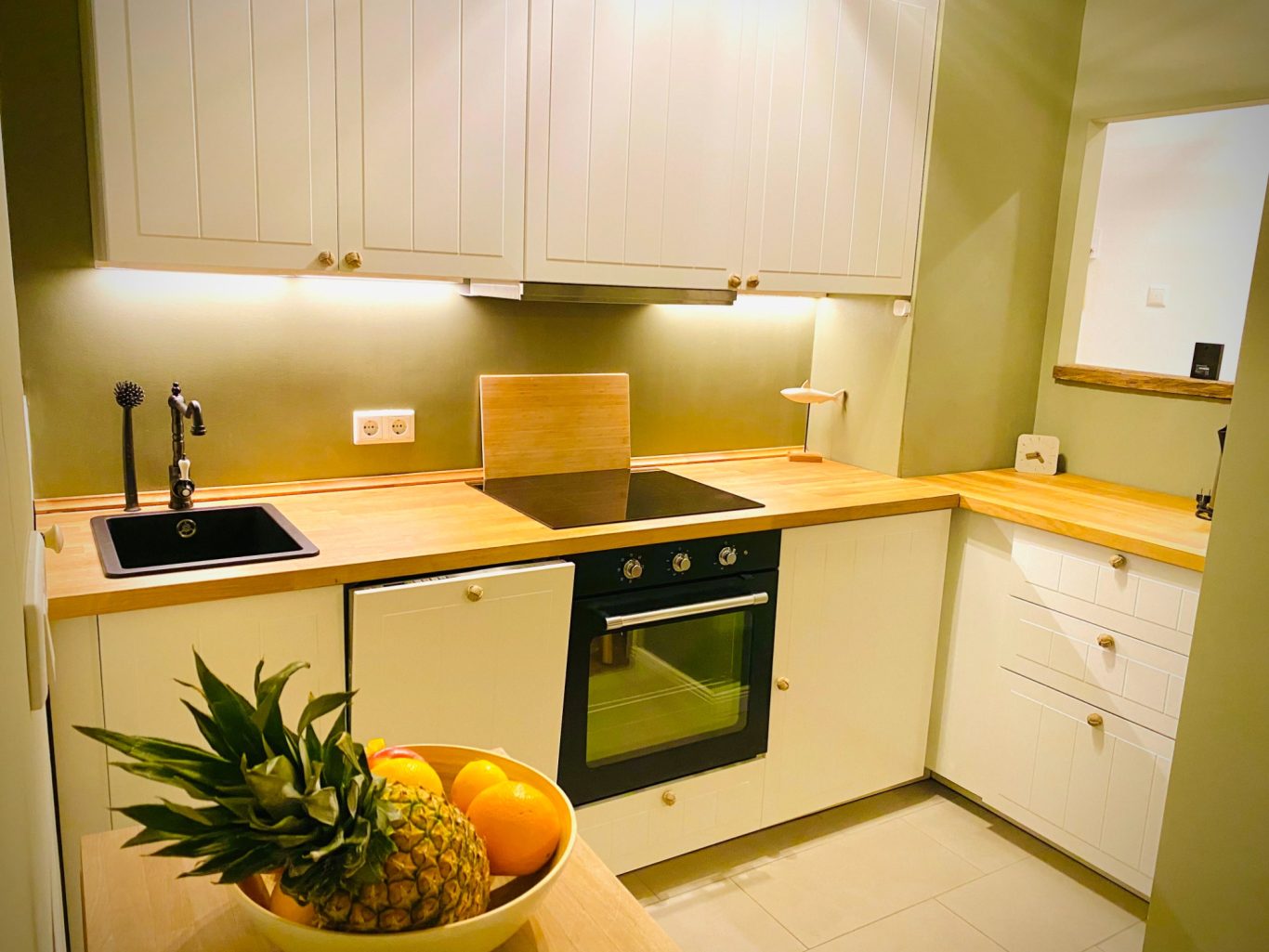 Moderne Küche in der Ferienwohnung Sandkorn Voll ausgestattete Küche in der Ferienwohnung Sandkorn in der Lübecker Bucht