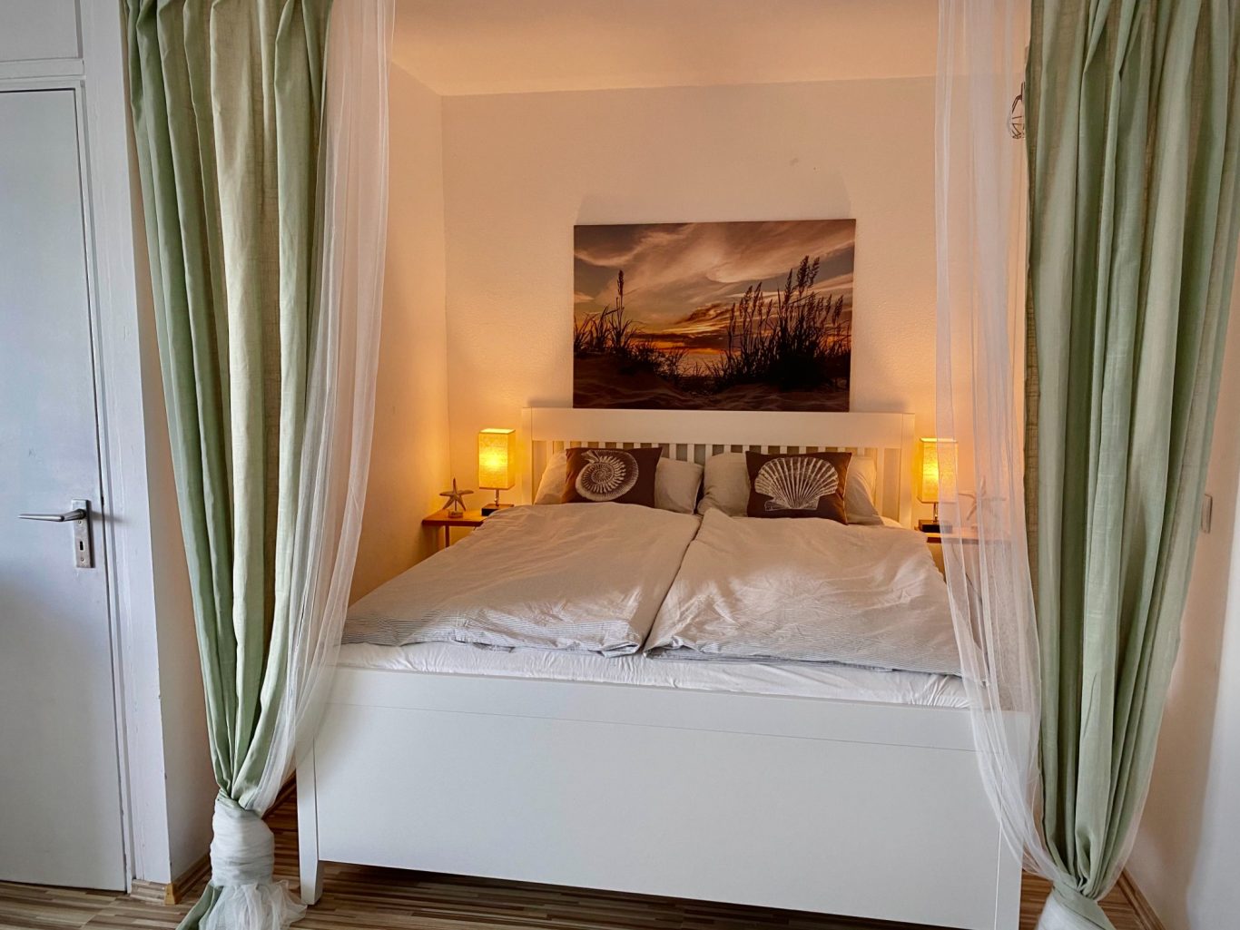 Schlafbereich mit Doppelbett Doppelbett im Schlafbereich der Ferienwohnung Seeschwalbe