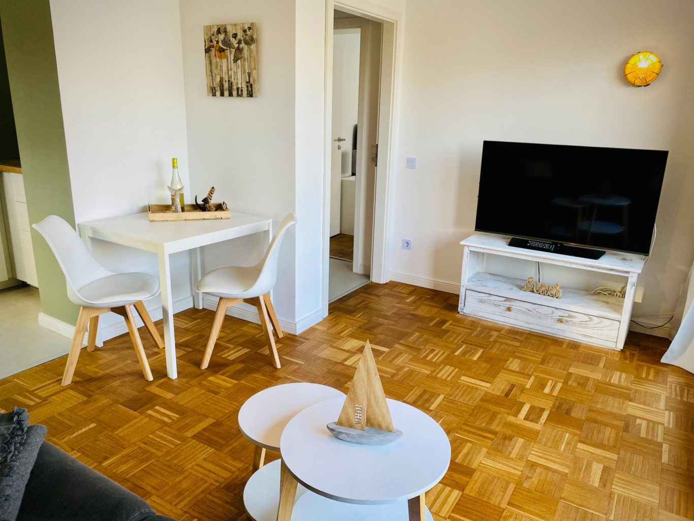 Wohnen & Essen in der Ferienwohnung Sandkorn Blick vom Wohnbereich zum Essplatz der Ferienwohnung Sandkorn an der Ostsee