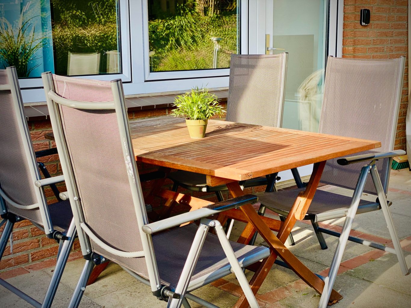 Terrasse mit Essbereich Essplatz auf der Terrasse der Ferienwohnung Strandgut in Sierksdorf an der Ostsee.