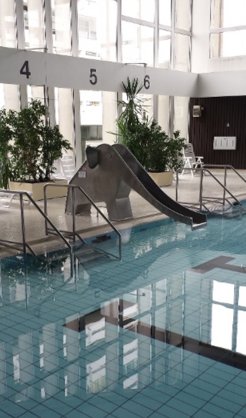 Schwimmbad in der Nähe Panoramic-Schwimmhalle im Panoramic Ferienpark in Sierksdorf an der Ostsee mit Rutsche.