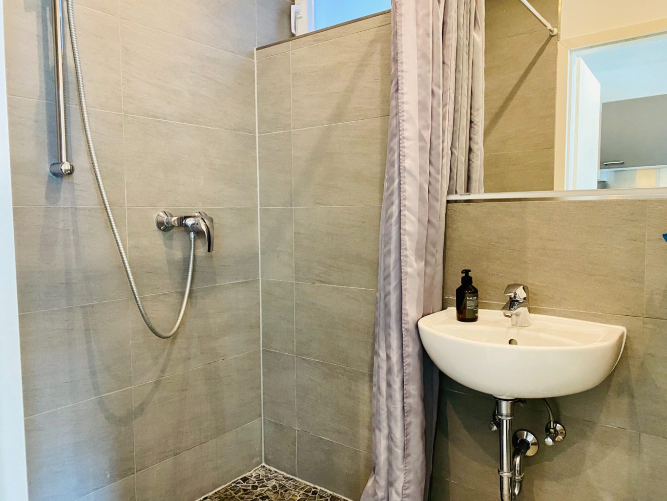 Badezimmer mit Dusche Modernes Badezimmer mit Dusche in der Ferienwohnung Strandgut in der Lübecker Bucht