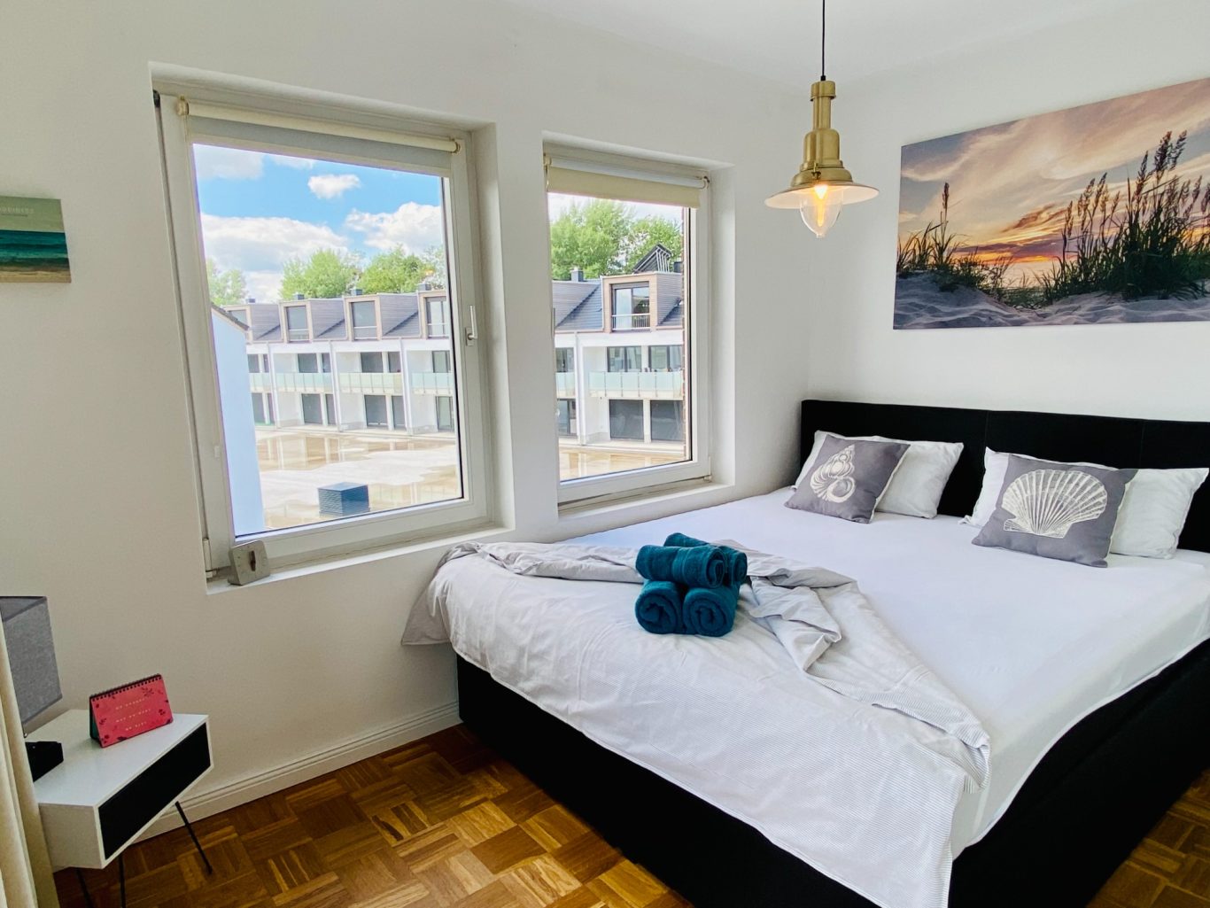 Offene Schlafnische & Meerblick in der Ferienwohnung Meeresbrise Helles offenes Schlafzimmer mit Doppelbett und großem Kleiderschrank in der Ferienwohnung Meeresbrise