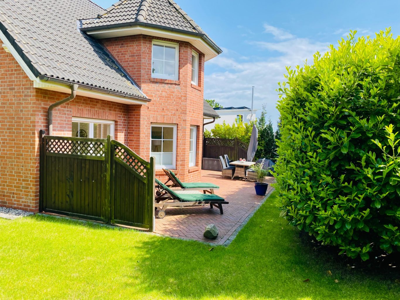 Außenansicht Ferienwohnung Sonnendeck Außenansicht der Terrasse Sonnendeck und des Hauses mit Garten in Sierksdorf
