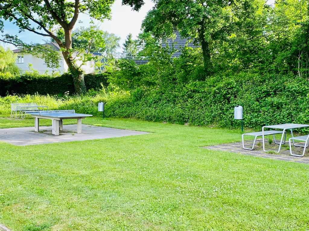 Tischtennis in der Ferienanlage Tischtennisplatte im Außenbereich der Ferienanlage in Sierksdorf
