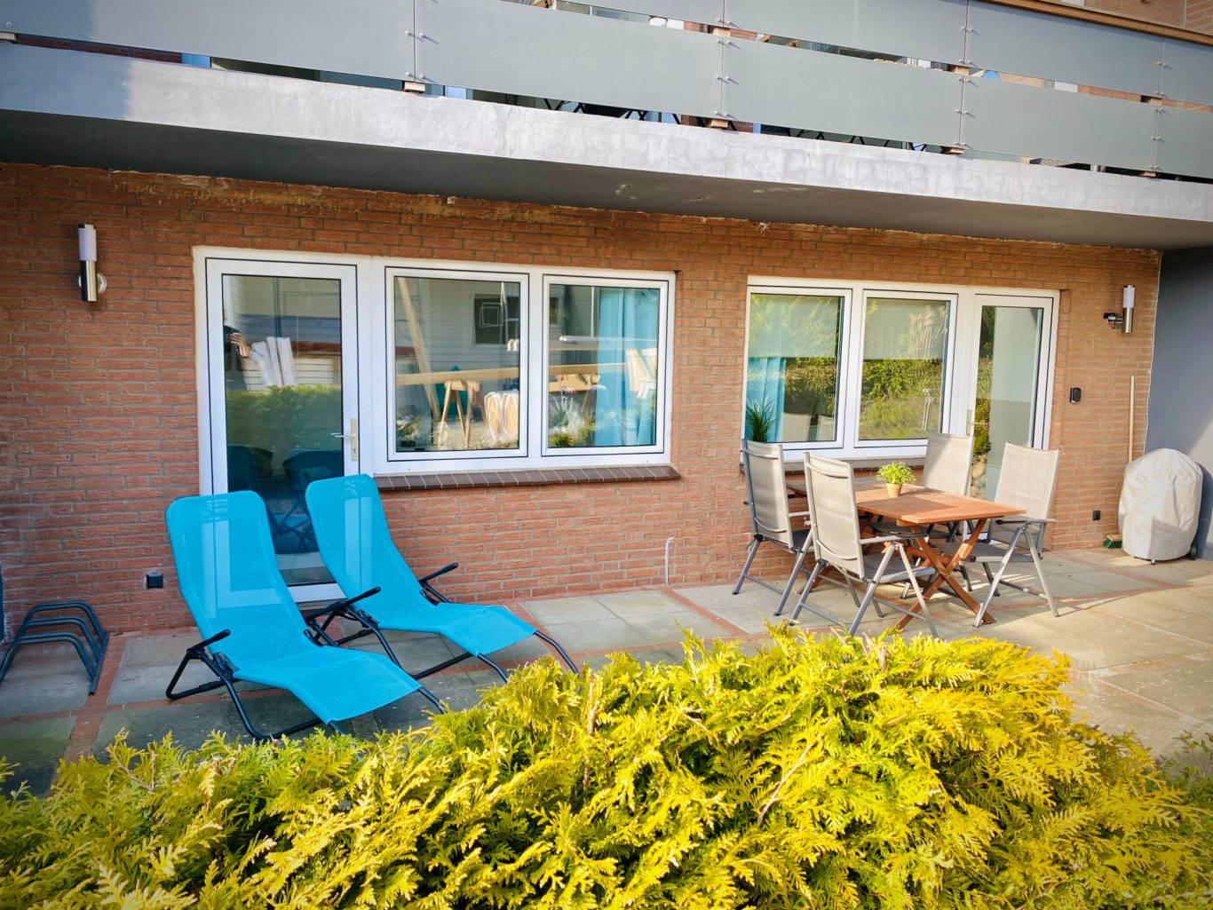 Sonnenterrasse mit Liegen in der Lübecker Bucht Große Sonnenterrasse mit Gartenmöbeln und Liegen an der Ferienwohnung Strandgut.