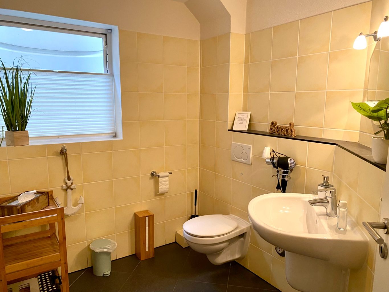Badezimmer im Souterrain Helles Badezimmer mit WC und Waschbecken in der Ferienwohnung Sonnendeck.