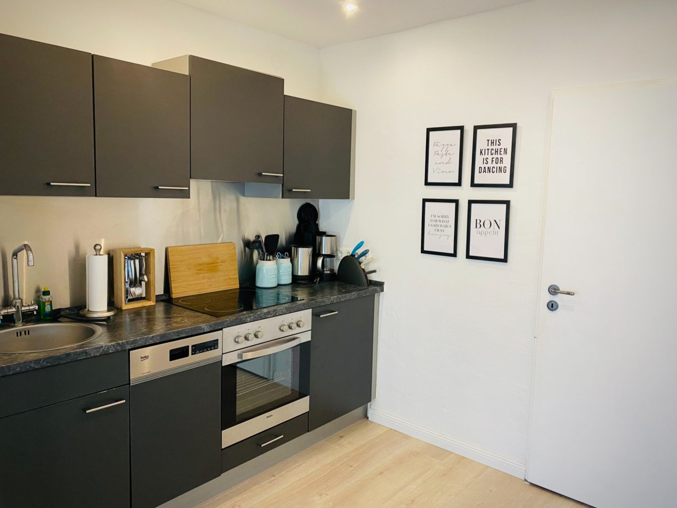 Voll ausgestattete Küche Moderne Küche mit kompletter Ausstattung in der Ferienwohnung Strandgut in der Lübecker Bucht