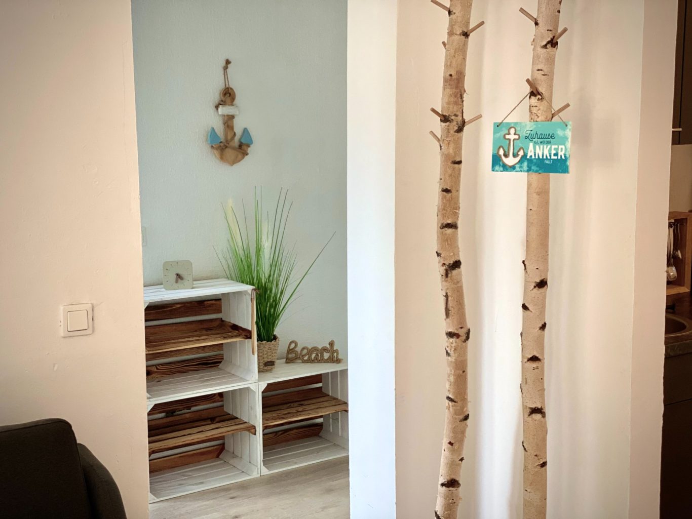 Liebevolle Details im Eingangsbereich Garderobe mit Birkenholz-Details und Schiebetür in der Ferienwohnung Strandgut in der Lübecker Bucht