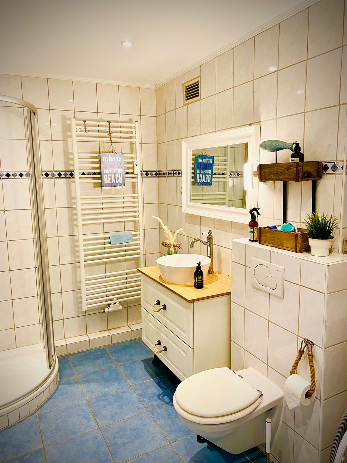 Badezimmer mit Dusche Badezimmer mit Dusche und Handtuchheizkörper in der Ferienwohnung Seeschwalbe