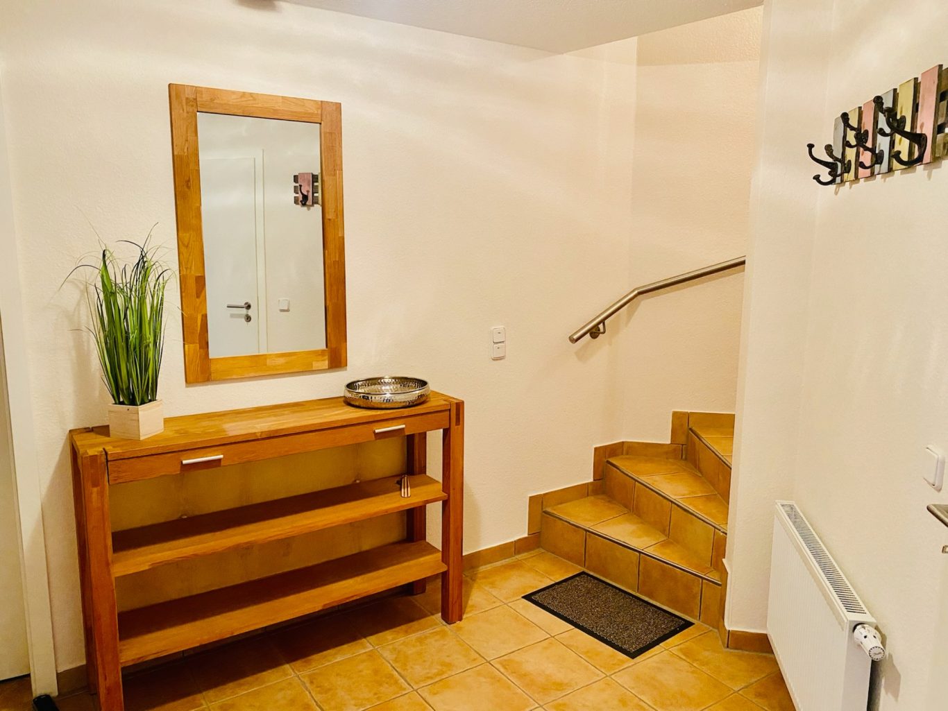 Verbindung beider Wohnebenen Flur mit Treppenaufgang zwischen Erdgeschoss und Souterrain in der Ferienwohnung Sonnendeck.