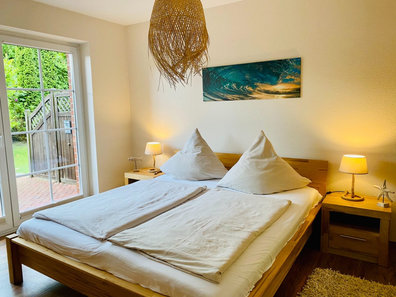 Schlafzimmer Sonnendeck mit Terrassenzugang Gemütliches Schlafzimmer mit Doppelbett und direktem Zugang zur Terrasse in der Wohnung Sonnendeck in Sierksdorf.