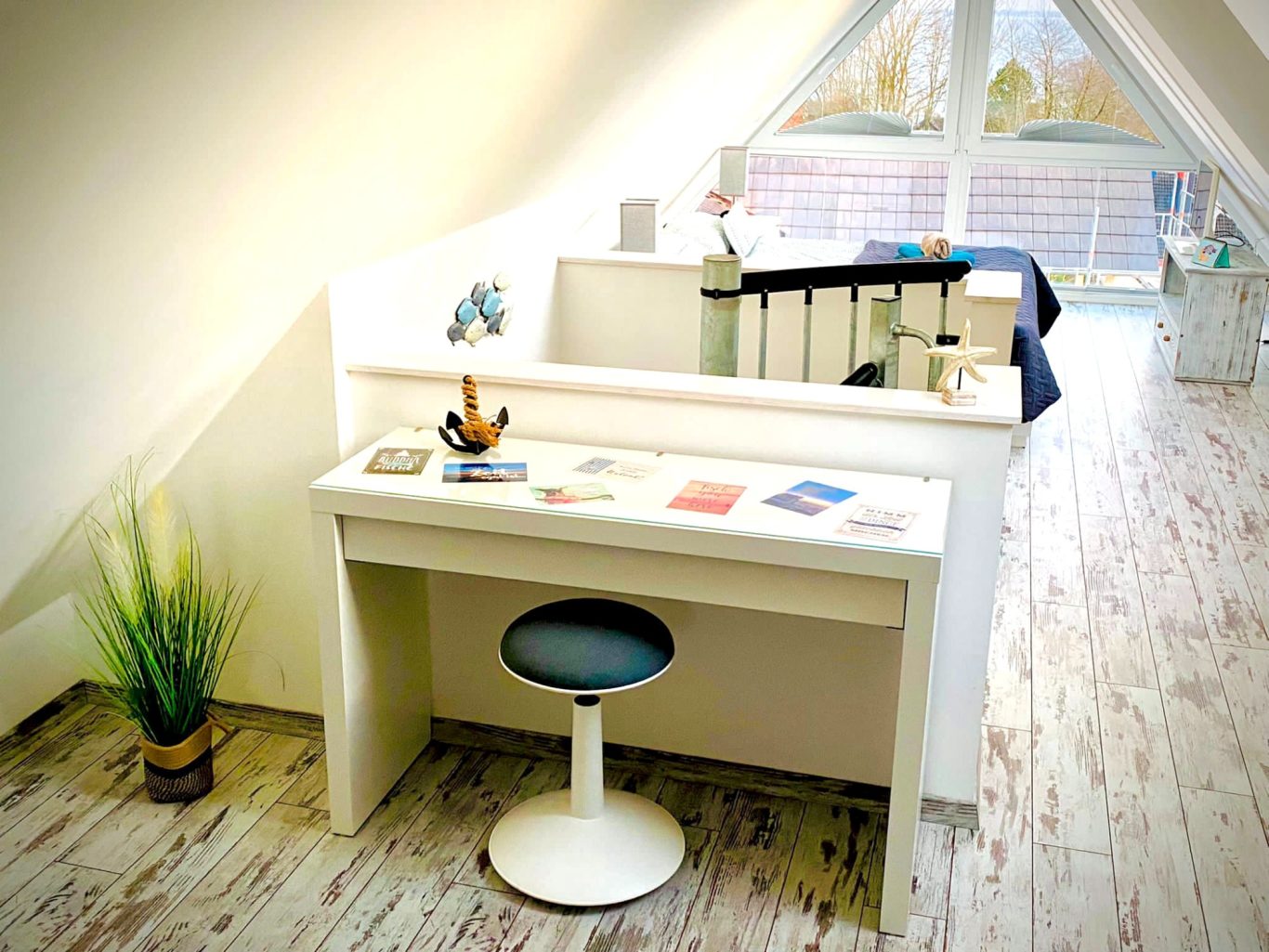 Arbeitsplatz mit Schreibtisch an der Ostsee Arbeitsplatz für Homeoffice mit Ostseeurlaub kombinieren in der Lübecker Bucht