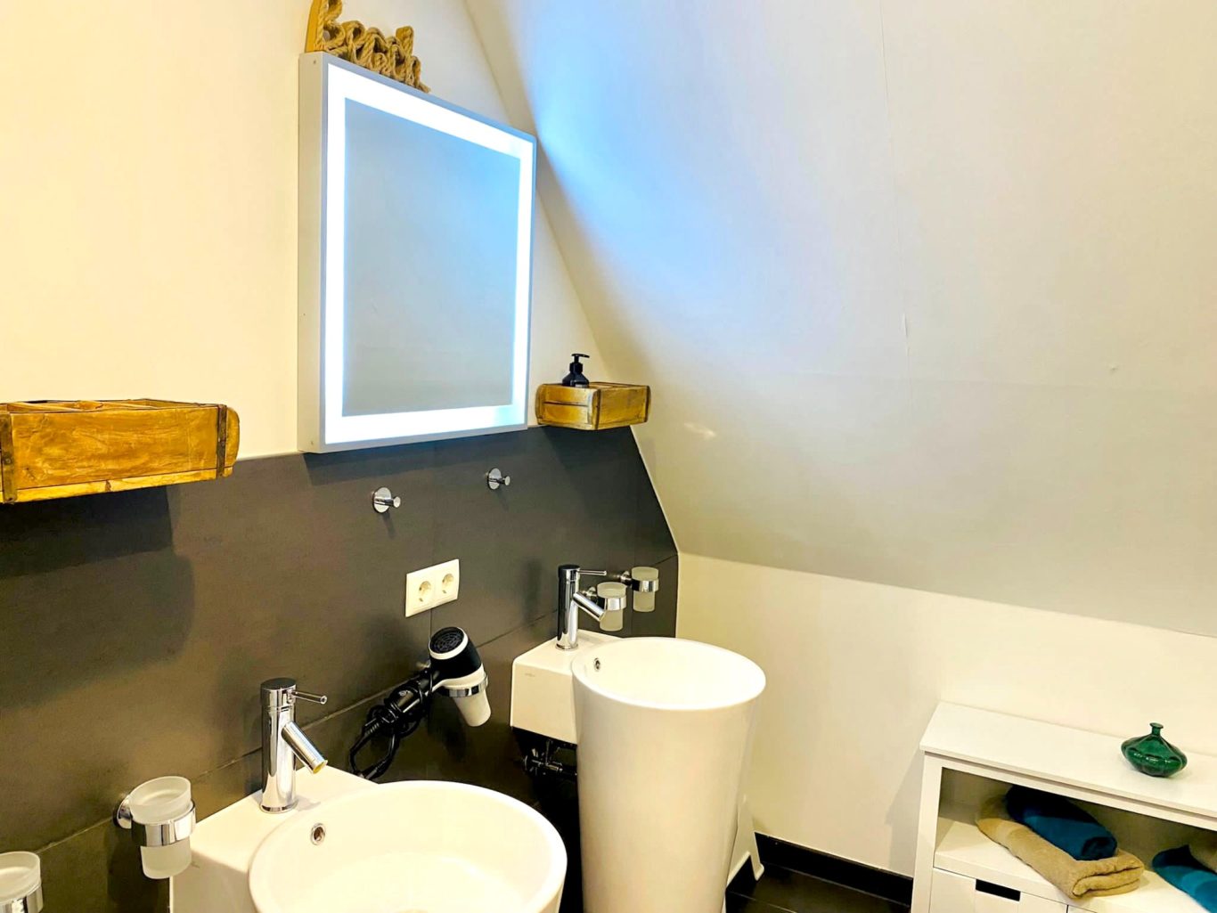 Helles Badezimmer mit Dusche, Waschbecken und Spiegel Modernes Badezimmer der Ferienwohnung Seeblick in Sierksdorf