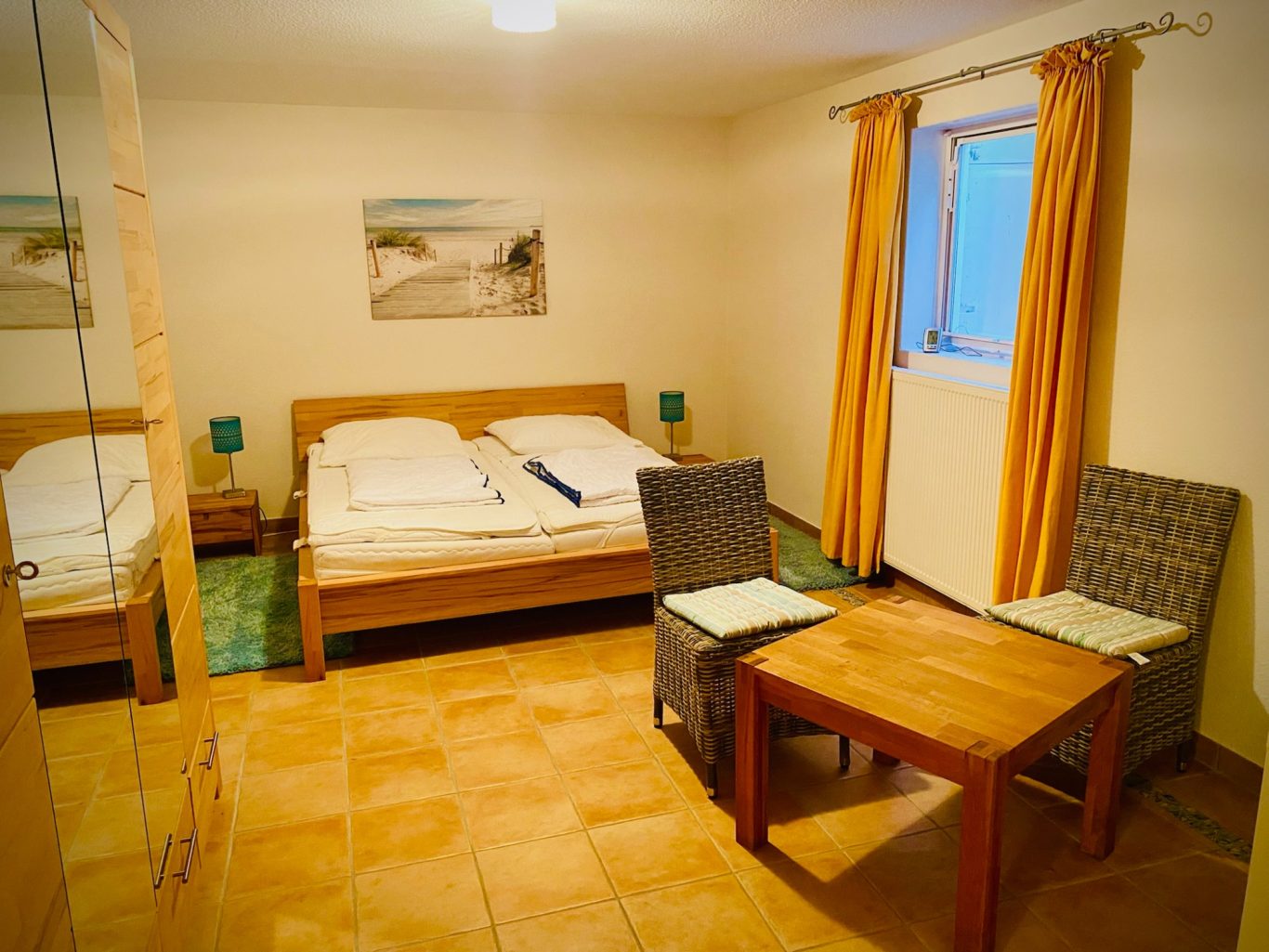 Schlafzimmer im Souterrain der Ferienwohnung Sonnendeck Zweites Schlafzimmer im Souterrain mit Doppelbett und Sitzecke in der Ferienwohnung Sonnendeck